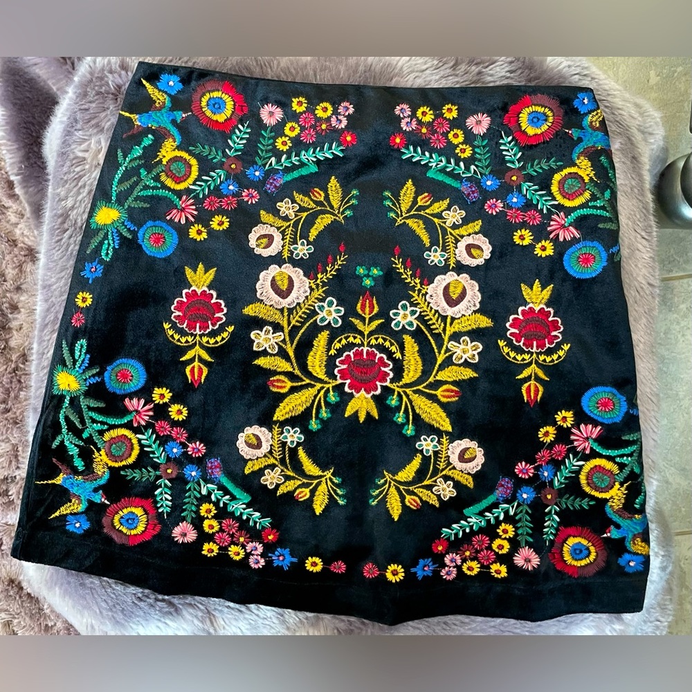 Beautiful Umgee USA embroidered skirt! Size small.